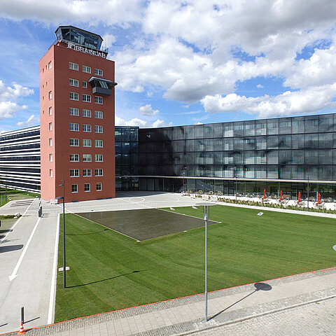 BRAINLAB Vorplatz Richtung Messesee BRAINLAB Vorplatz Richtung Messesee
